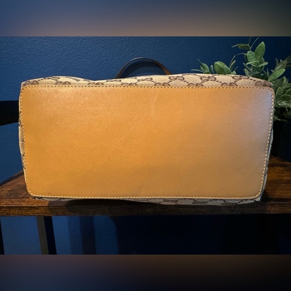 GUCCI Tan Bucket Tote with Silver Hardware- PRISTINE! - Picture 4 of 12